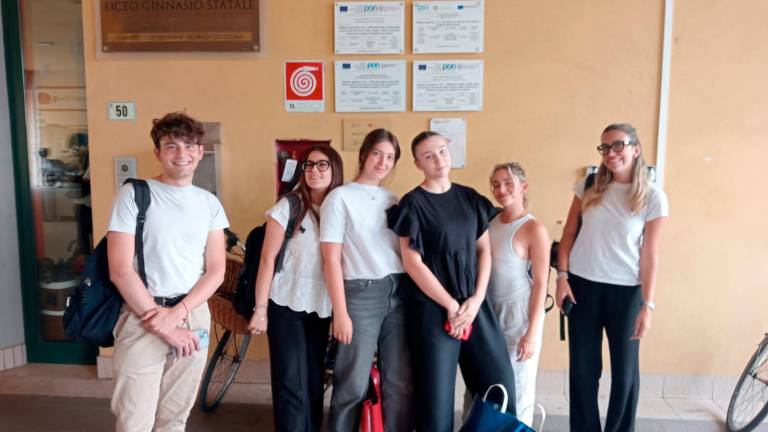 L’uscita dal Liceo classico “Monti” di Cesena L’uscita dal Liceo classico “Monti” di Cesena