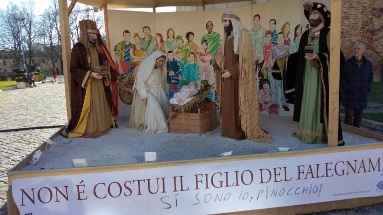 Burlone in azione al presepe sotto l'Arco d'Augusto a Rimini. FOTO Burlone in azione al presepe sotto l'Arco d'Augusto a Rimini. FOTO