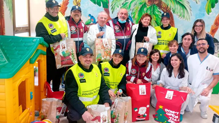 Ravenna, dall’Associazione Nazionale Polizia di Stato giochi e panettoni per Pediatria Ravenna, dall’Associazione Nazionale Polizia di Stato giochi e panettoni per Pediatria