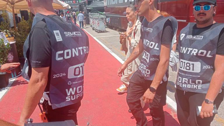 Elodie scortatissima nel paddock Elodie scortatissima nel paddock