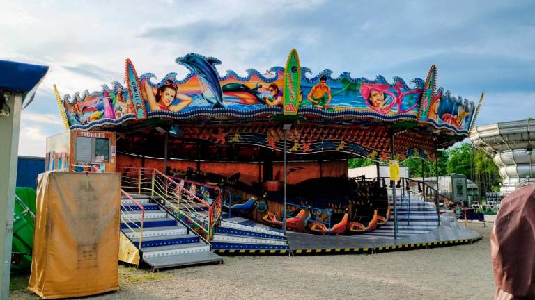 Imola, colpita alla testa dall’asta di una giostra al luna park. Una 15enne ricoverata in ospedale. Ferita anche l’amica 21enne