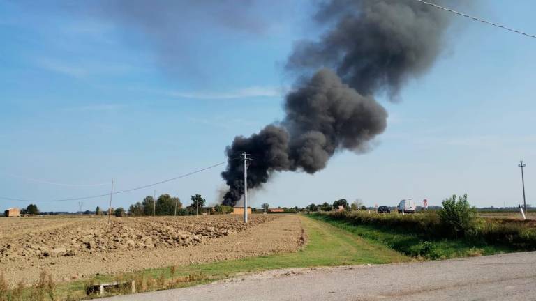 Ravenna. Cumulo di stracci va a fuoco, incendio devasta un capannone Ravenna. Cumulo di stracci va a fuoco, incendio devasta un capannone