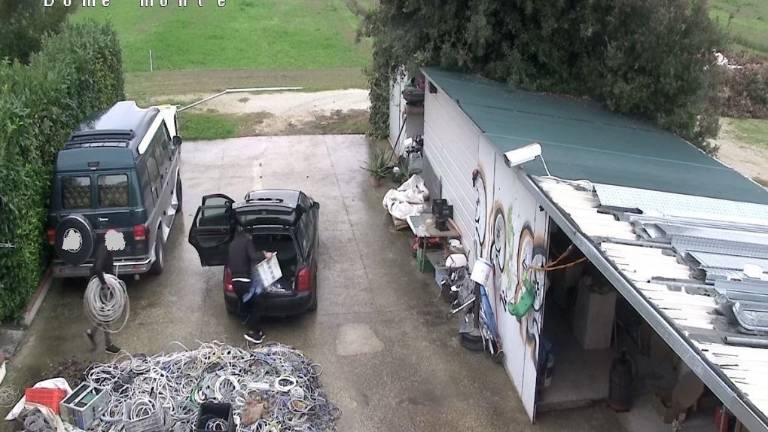 Rimini. In auto coi figli e un bottino di cavi elettrici in rame Rimini. In auto coi figli e un bottino di cavi elettrici in rame