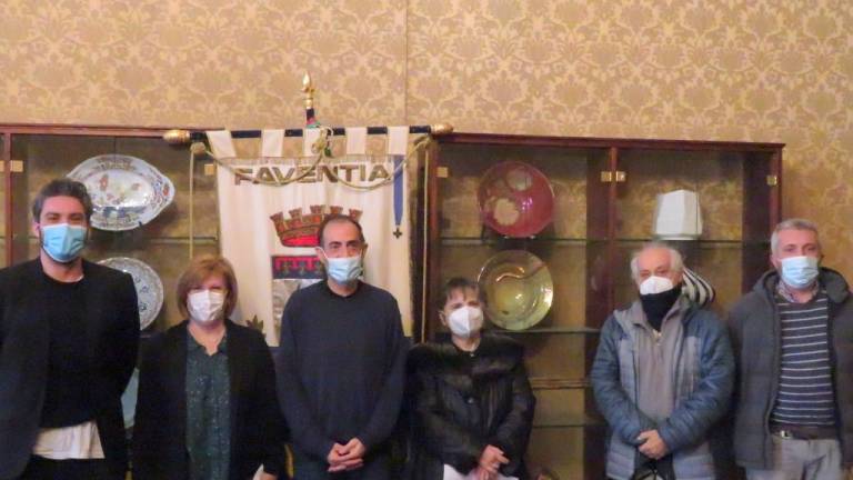 Faenza, volontari in aiuto agli anziani Faenza, volontari in aiuto agli anziani