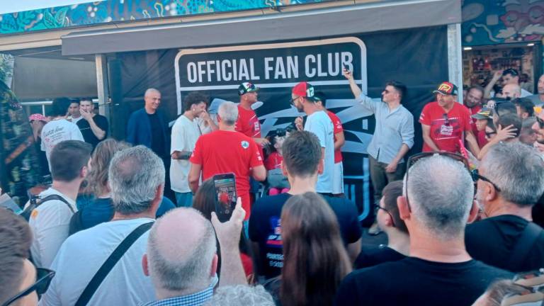 MotoGp, Bezzecchi firma autografi per due ore alla festa del suo fan club VIDEO GALLERY MotoGp, Bezzecchi firma autografi per due ore alla festa del suo fan club VIDEO GALLERY