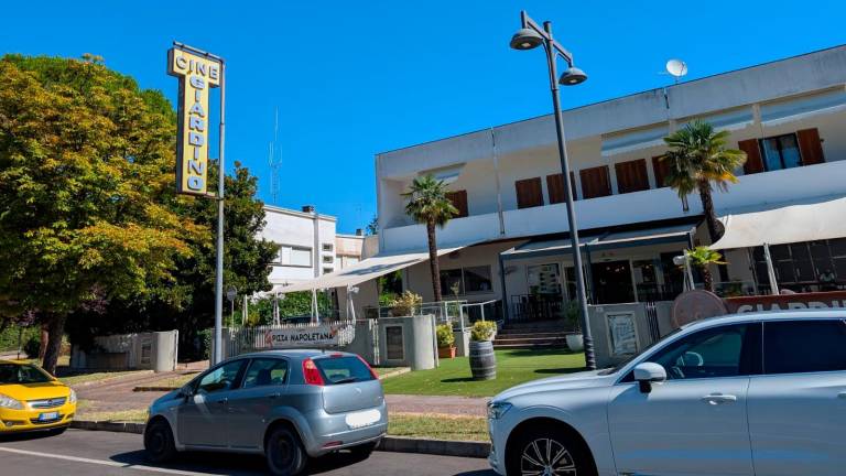La storica insegna del cinema Giardino in viale degli Orsini La storica insegna del cinema Giardino in viale degli Orsini