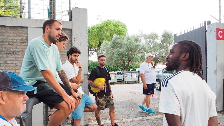 I giocatori del Rimini rimasti dopo la “svendita” di fine mercato fuori dallo stadio Romeo Neri nella giornata di martedì: ieri si sono allenati a Gatteo Mare foto morosetti I giocatori del Rimini rimasti dopo la “svendita” di fine mercato fuori dallo stadio Romeo Neri nella giornata di martedì: ieri si sono allenati a Gatteo Mare foto morosetti