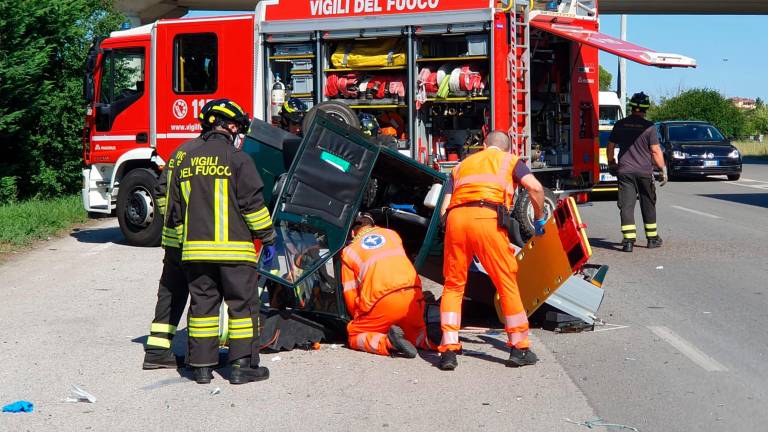 Rimini, incidente: si ribalta con l’Apecar dopo lo scontro con una moto Rimini, incidente: si ribalta con l’Apecar dopo lo scontro con una moto