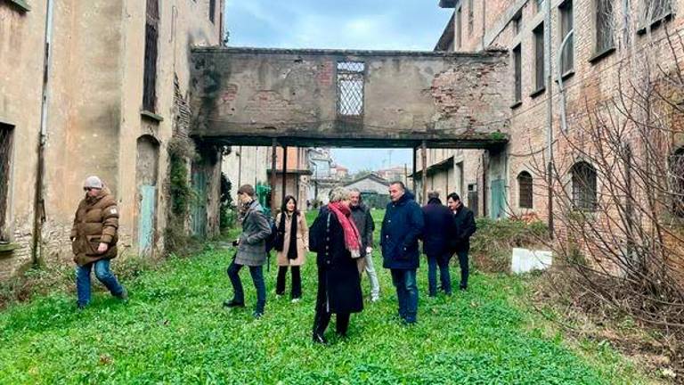 Un momento della visita dell’assessore regionale alla ex “Sacta” Un momento della visita dell’assessore regionale alla ex “Sacta”