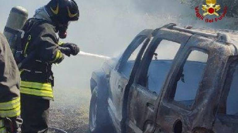 Automobile in fiamme a Meldola, intervento dei vigili del fuoco Automobile in fiamme a Meldola, intervento dei vigili del fuoco