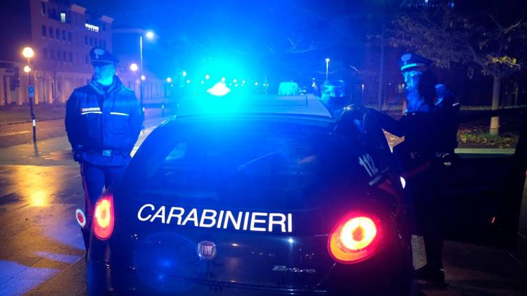 Forlì, gli rubano le catenine in oro e poi lo accoltellano al petto: due giovani in carcere Forlì, gli rubano le catenine in oro e poi lo accoltellano al petto: due giovani in carcere