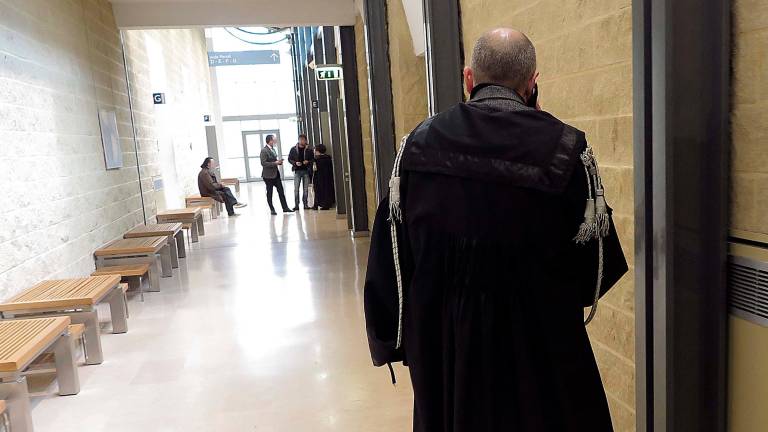 L’interno del tribunale; nel riquadro il pm Davide Ercolani L’interno del tribunale; nel riquadro il pm Davide Ercolani