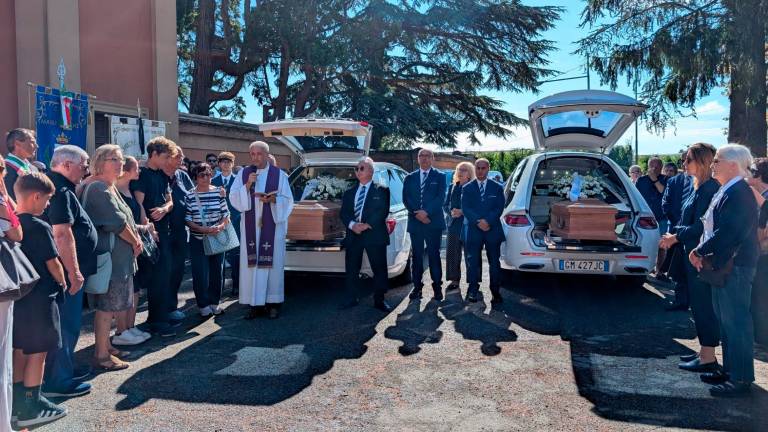 Il funerale dei due coniugi morti in un incidente stradale Il funerale dei due coniugi morti in un incidente stradale