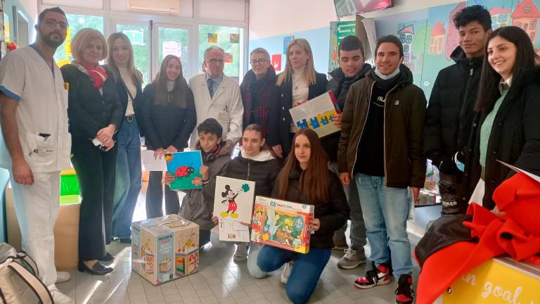 Ravenna, giochi e dipinti realizzati dagli studenti dell’Olivetti Callegari per i bambini di Pediatria Ravenna, giochi e dipinti realizzati dagli studenti dell’Olivetti Callegari per i bambini di Pediatria