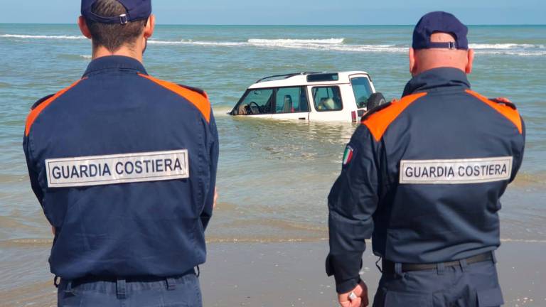 Riccione, prova a guadare la foce del Marano col fuoristrada ma rimane incagliato - Gallery Riccione, prova a guadare la foce del Marano col fuoristrada ma rimane incagliato - Gallery