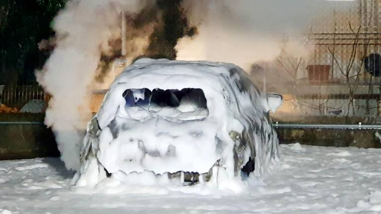 Rimini. Prende fuoco un’auto elettrica in sosta al suo primo giorno di servizio VIDEO GALLERY Rimini. Prende fuoco un’auto elettrica in sosta al suo primo giorno di servizio VIDEO GALLERY