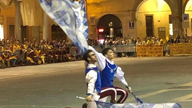 Faenza, gli sbandieratori si preparano alle gare in piazza Faenza, gli sbandieratori si preparano alle gare in piazza