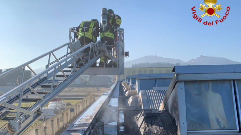 Bertinoro, capannone a fuoco: i Vigili del Fuoco spengono l'incendio Bertinoro, capannone a fuoco: i Vigili del Fuoco spengono l'incendio