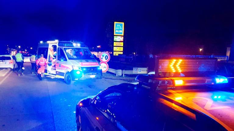 Con l’auto travolge due ragazze a piedi sulla Statale di Rimini: una muore sul colpo, l’altra è ferita Con l’auto travolge due ragazze a piedi sulla Statale di Rimini: una muore sul colpo, l’altra è ferita