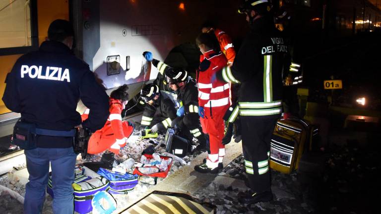 Rimini, si sdraia sui binari e il treno le passa sopra, 54enne di Bagno di Romagna resta viva. Circolazione dei treni in tilt VIDEO Rimini, si sdraia sui binari e il treno le passa sopra, 54enne di Bagno di Romagna resta viva. Circolazione dei treni in tilt VIDEO