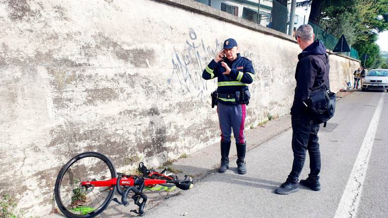 Rimini, incidente: grave ciclista travolto poco prima del confine con San Marino, l’investitore prova a scappare ma viene individuato - VIDEO GALLERY
