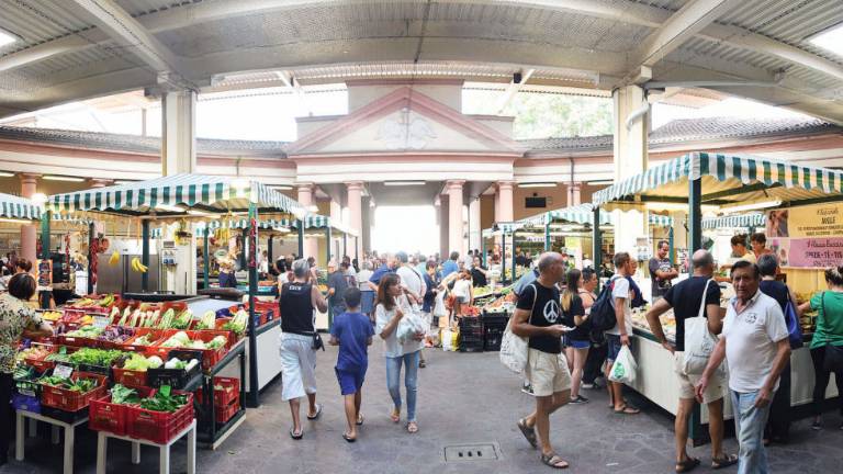 Birra, bollicine e sushi: riaprono i negozi chiusi al mercato coperto di Forlì Birra, bollicine e sushi: riaprono i negozi chiusi al mercato coperto di Forlì
