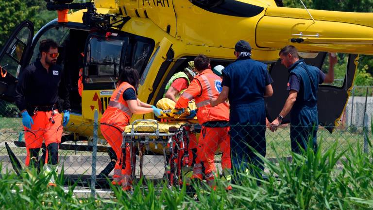 Rimini, incidente: la corsa della moto termina contro un palo, gravi un uomo e una ragazza - Gallery Rimini, incidente: la corsa della moto termina contro un palo, gravi un uomo e una ragazza - Gallery