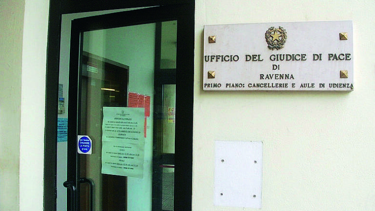 Ravenna, il cancelliere sospeso per la spesa rivuole il posto Ravenna, il cancelliere sospeso per la spesa rivuole il posto