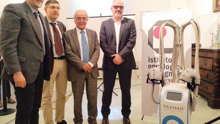 Il macchinario che evita la caduta dei capelli a chi fa la chemioterapia Il macchinario che evita la caduta dei capelli a chi fa la chemioterapia