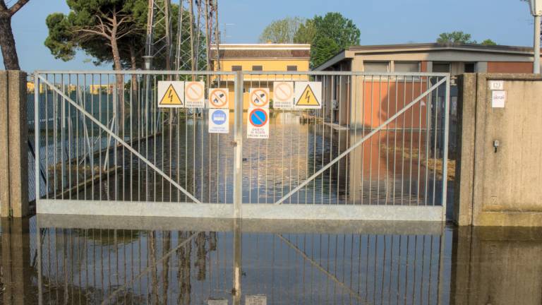 Ravenna ancora assediata dall'acqua. Circondata anche la centrale elettrica. Ma la situazione è stabile Ravenna ancora assediata dall'acqua. Circondata anche la centrale elettrica. Ma la situazione è stabile