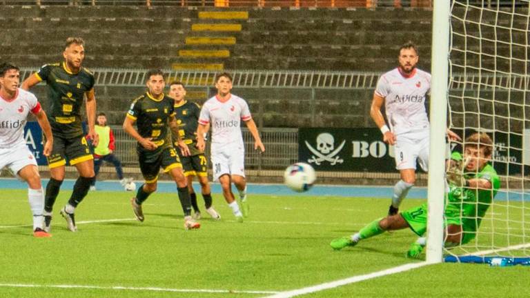 Il difensore Nicola Pietrangeli nel cuore dell’area della Lucchese nel match vinto al Romeo Neri Il difensore Nicola Pietrangeli nel cuore dell’area della Lucchese nel match vinto al Romeo Neri