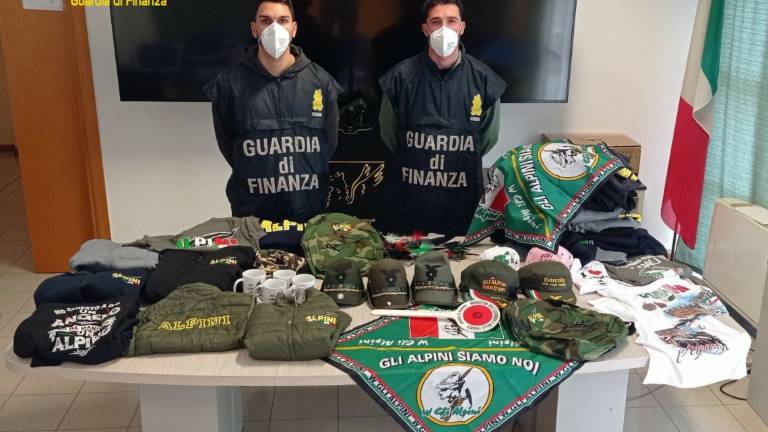 Rimini: al raduno degli Alpini sequestrati 1.200 gadget falsi Rimini: al raduno degli Alpini sequestrati 1.200 gadget falsi