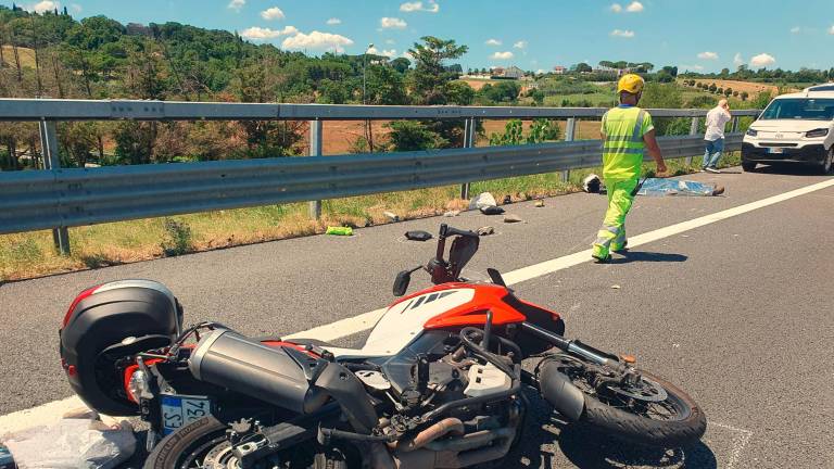 Rimini. Tamponamento in autostrada, muore un motociclista Rimini. Tamponamento in autostrada, muore un motociclista
