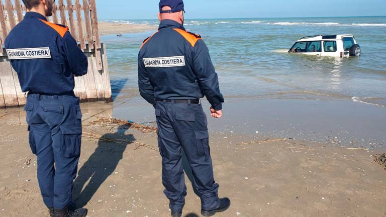 Riccione, prova a guadare la foce del Marano col fuoristrada ma rimane incagliato - Gallery Riccione, prova a guadare la foce del Marano col fuoristrada ma rimane incagliato - Gallery