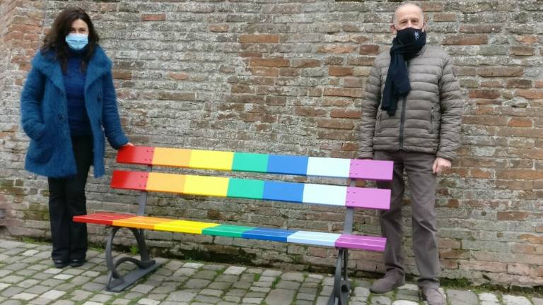 Eliminazione della violenza: a Cesena la prima panchina arcobaleno Eliminazione della violenza: a Cesena la prima panchina arcobaleno