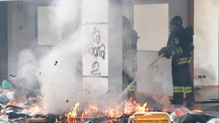 Rimini, incendio: cumuli di spazzatura in fiamme alla ex “nuova Questura” - Gallery