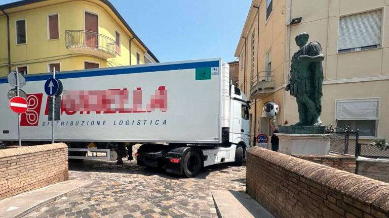 Il camion incastrato Il camion incastrato