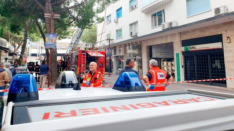 Riccione, incendio in un palazzo in Viale Ceccarini, soccorsa una donna VIDEO GALLERY Riccione, incendio in un palazzo in Viale Ceccarini, soccorsa una donna VIDEO GALLERY