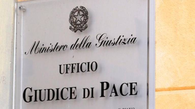 Ravenna, nuova denuncia contro l’ex giudice di pace: crisi di pianto per il posto barca