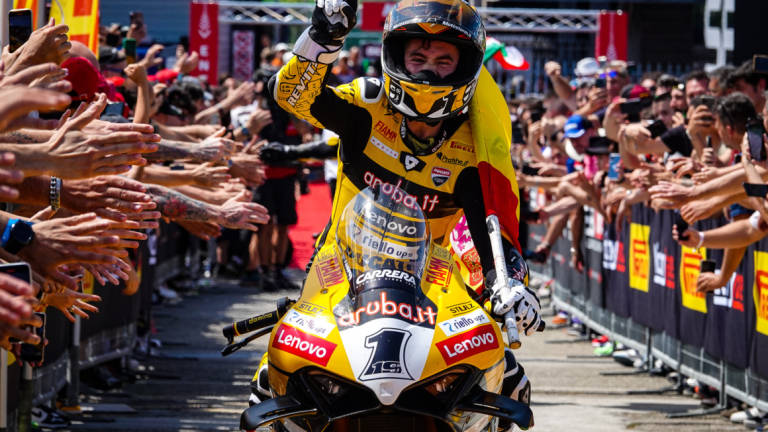 Superbike, Bautista si mangia tutti anche in garadue. Rinaldi cade dopo aver toccato Razgatlioglu Superbike, Bautista si mangia tutti anche in garadue. Rinaldi cade dopo aver toccato Razgatlioglu