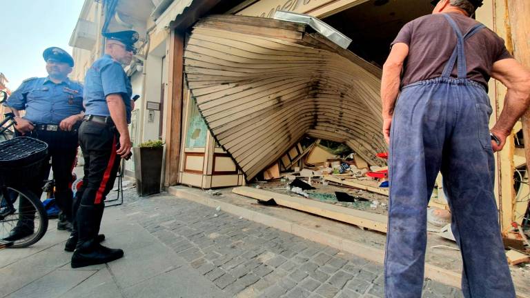 Rimini, spaccata in gioielleria in pieno centro storico VIDEO Rimini, spaccata in gioielleria in pieno centro storico VIDEO