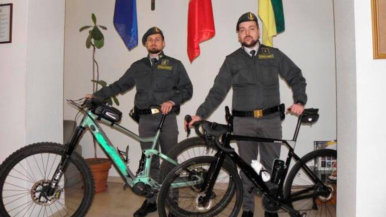 Finanzieri con alcune biciclette elettriche (archivio) Finanzieri con alcune biciclette elettriche (archivio)