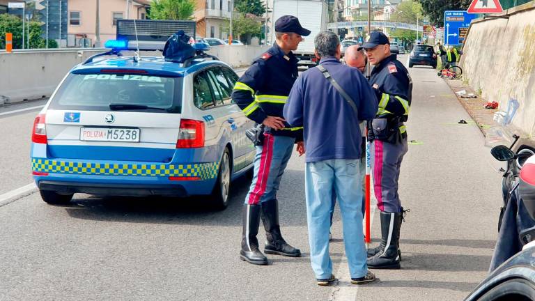 Rimini, incidente: grave ciclista travolto poco prima del confine con San Marino, l’investitore prova a scappare ma viene individuato - VIDEO GALLERY