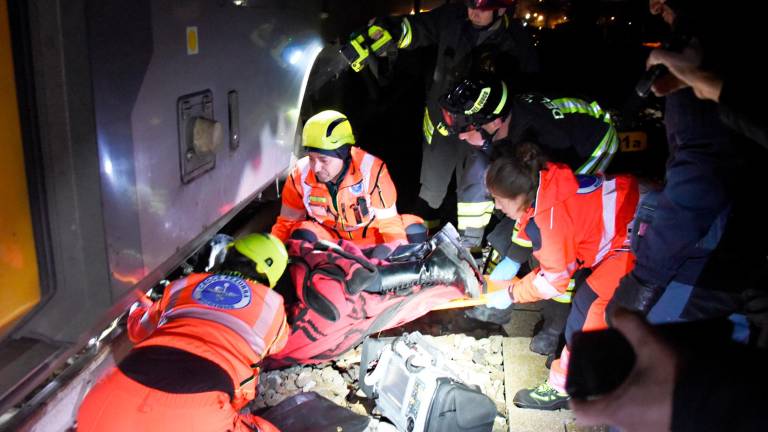 Rimini, si sdraia sui binari e il treno le passa sopra, 54enne di Bagno di Romagna resta viva. Circolazione dei treni in tilt VIDEO Rimini, si sdraia sui binari e il treno le passa sopra, 54enne di Bagno di Romagna resta viva. Circolazione dei treni in tilt VIDEO