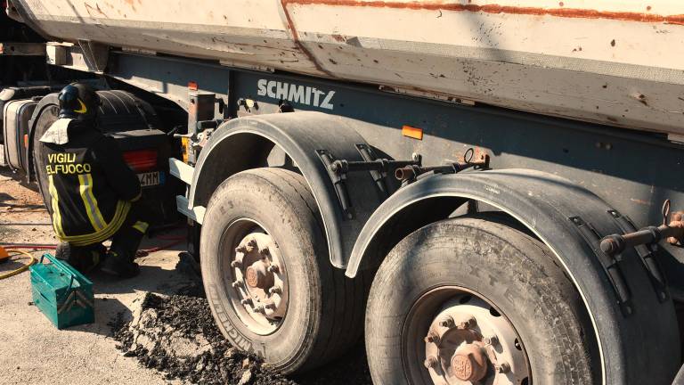 Riccione. Incidente sul lavoro al cantiere: autista schiacciato dal camion durante una riparazione Riccione. Incidente sul lavoro al cantiere: autista schiacciato dal camion durante una riparazione