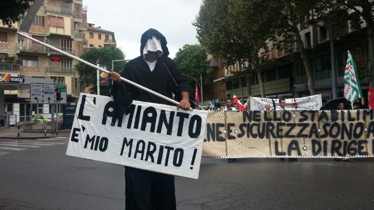 Amianto, 3.186 morti in Emilia-Romagna, sindacati in piazza a Bologna Amianto, 3.186 morti in Emilia-Romagna, sindacati in piazza a Bologna