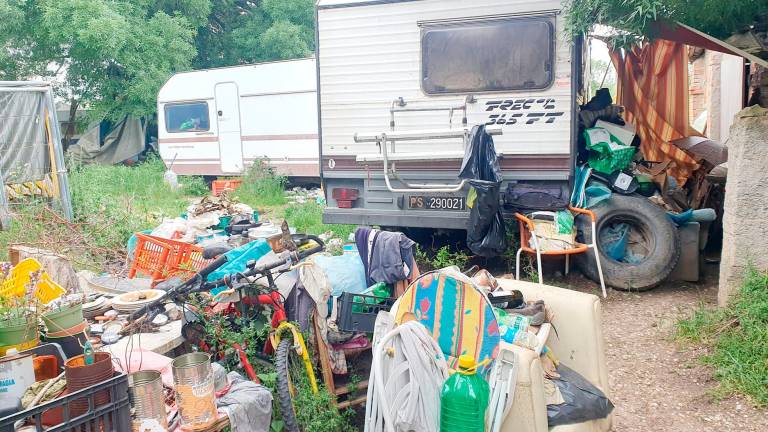 Santarcangelo, donna trovata morta nella sua roulotte in campagna: l’ex artista di strada viveva nel degrado - Gallery