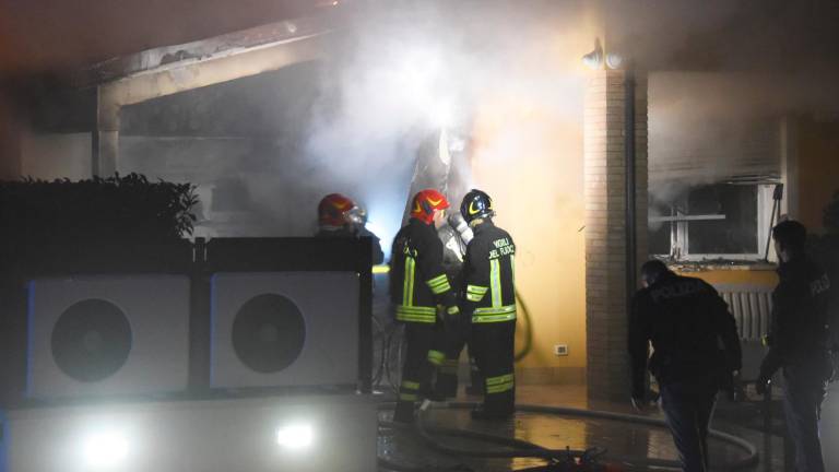 Rimini, incendio doloso in una casa in via Padulli: le telecamere inquadrano due soggetti in fuga VIDEO GALLERY Rimini, incendio doloso in una casa in via Padulli: le telecamere inquadrano due soggetti in fuga VIDEO GALLERY