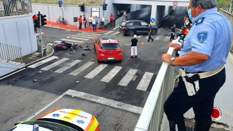 Misano, scontro tra auto e scooter: uomo intubato sul posto Misano, scontro tra auto e scooter: uomo intubato sul posto