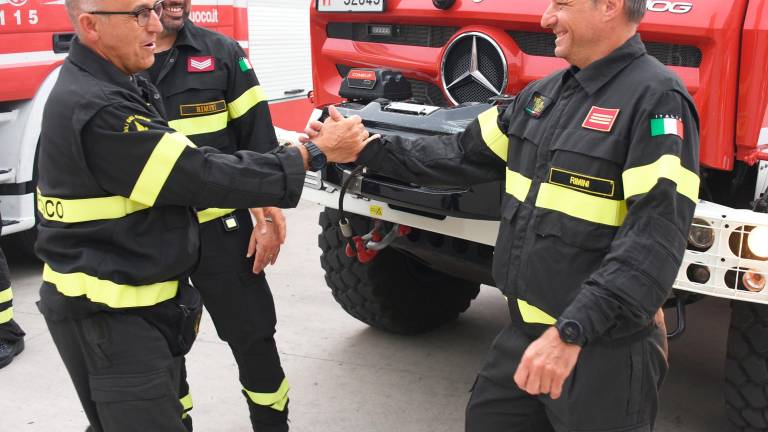 Rimini, in pensione dopo 35 anni nei vigili del fuoco: il saluto dei colleghi GALLERY Rimini, in pensione dopo 35 anni nei vigili del fuoco: il saluto dei colleghi GALLERY